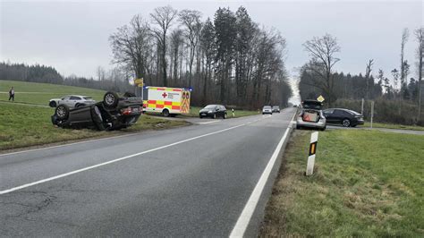 Bad Endorf Kreuzungs Crash Bei Hemhof Auto Landet Auf Dem Dach