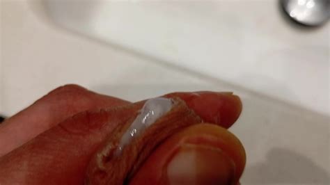 豚は前のビデオで精液がどこまで飛び散り彼の巨根が精液で満たされているかを示しています Pornhub Gay