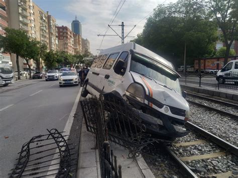 Konya da alkollü sürücü dehşeti Kazadan kaçtı tramvay yoluna daldı