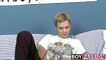 Twink tatuado Miles masturbándose y metiéndose un consolador en el culo XVIDEOS