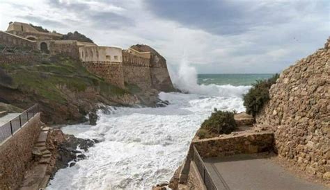 Olas De Hasta Cuatro Metros Y Rachas De Viento De Kil Metros Hora