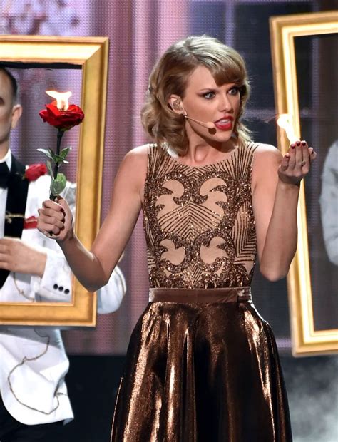 See All The Crazy Faces Taylor Swift Made During Blank Space