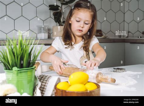 Portrait De Petite Fille S Rieuse Aider Apprendre Rouler La P Te