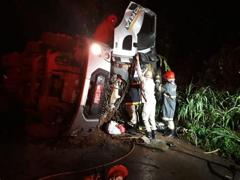 Caminh O Carregado Carne Tomba Em Mt E Desliza Por Metros Em