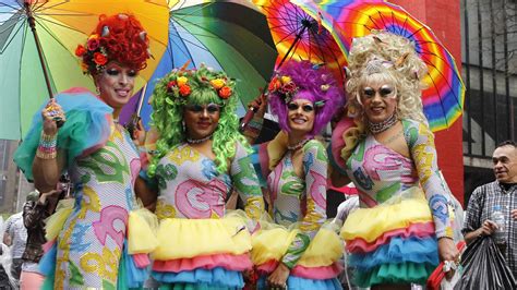 Chuva não tira animação da Parada Gay de São Paulo