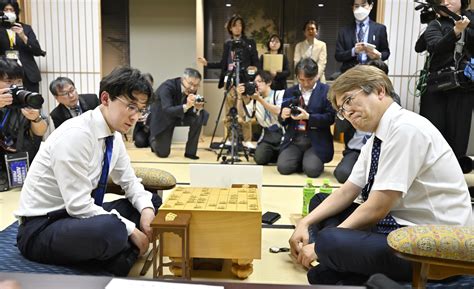 伊藤二冠、藤井王位に挑戦 将棋、羽生九段は敗れる