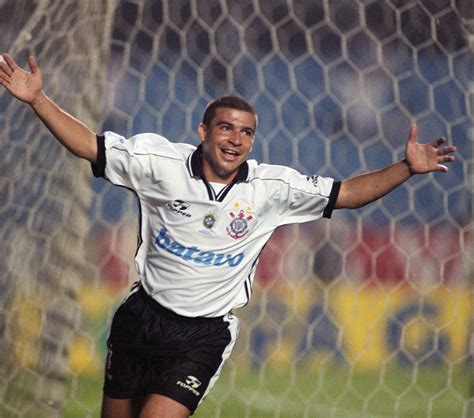 Luizão completa 44 anos veja as fotos do eterno goleador RIC Mais