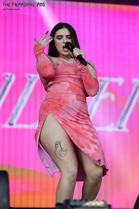 Mae Muller Nude On Stage Photos The Fappening