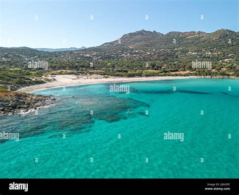 Vista aérea de un borde de paddle en un mar Mediterráneo de color