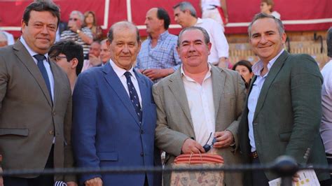 Ambiente En La Puerta Del Pr Ncipe En La Corrida De Toros Con Perera