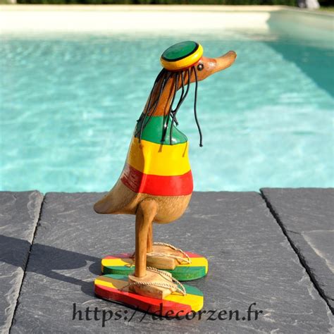 Un Grand Canard Rigolo En Bikini Fait Main En Bois De Teck Et Bambou