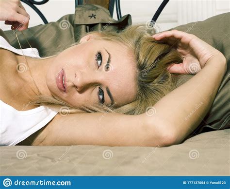 Linda Loira Deitada Na Cama Lingerie Sensual Sonhando Sorrindo Feliz Foto De Stock Imagem De