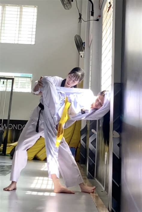 Hoa khôi Taekwondo dạy võ cho hot girl Linh Ngọc Đàm