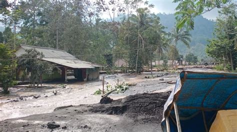 Evakuasi Warga Mobil Relawan Sempat Terjebak Banjir Lahar Gunung Semeru