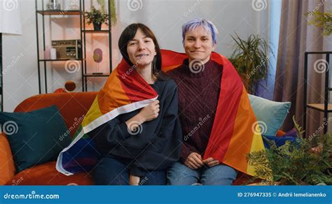 Duas Mulheres L Sbicas Casais De Fam Lias Ou Amigas Que Seguram A Bandeira Do Orgulho Gay Do