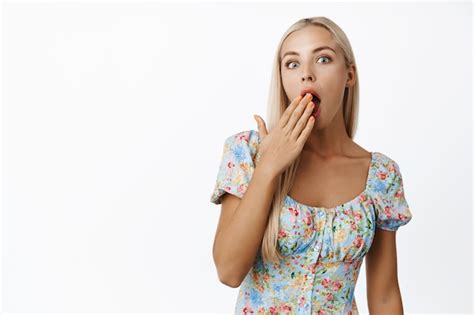 Image D une Jeune Fille Blonde à La Couverture Surprise Bouche Ouverte Commérages Debout Sur