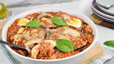 Gratin de riz aux aubergines et à la sauce tomate un plat super bon et