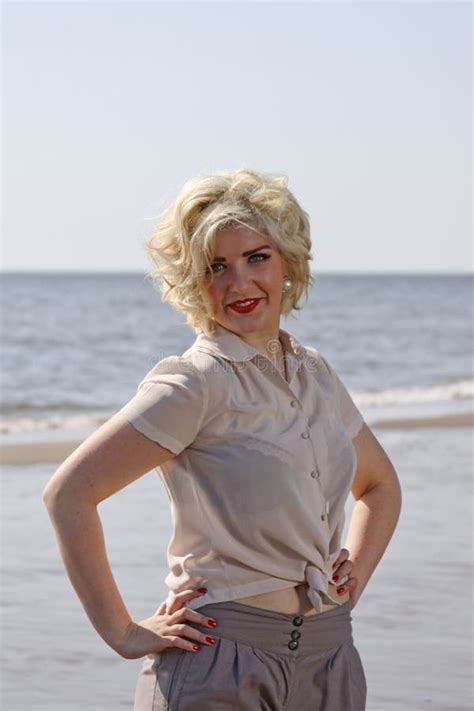 Erstaunliche Blonde Behaarte Jugendliche am Strand Stockbild Bild von frau schönheit 53437261