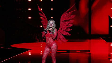 Desfile de Victorias Secret 2025: el debut de Karol G como ángel