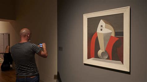 Activistas climáticos arrojan pintura roja a un cuadro de Picasso