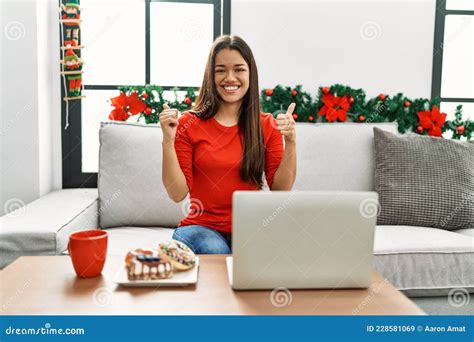 Junge Brunette Frau Mit Laptop Sitzend Auf Dem Sofa Weihnachten Erfolg Zeichen Mit Positiver