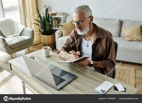 Hombre Gay Maduro Con Tatuajes Pelo Gris Trabaja Portátil Desde Foto de stock HayDmitriy