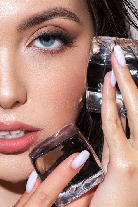 Foto Van Een Mooi Brunette Meisje Met Hazelogen Vierkante Kaak En Kin Perfecte Huid Lichte