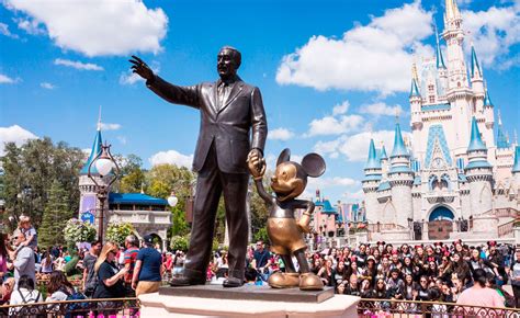 Empleados de Disney protestan contra la polémica ley No digas gay