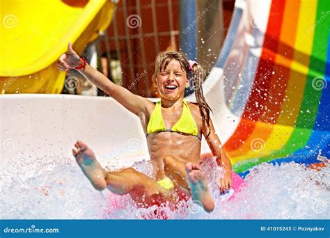 Enfant Dans Le Bikini Glissant Le Parc Aquatique Image Stock Image Of Pi Ce Loisirs