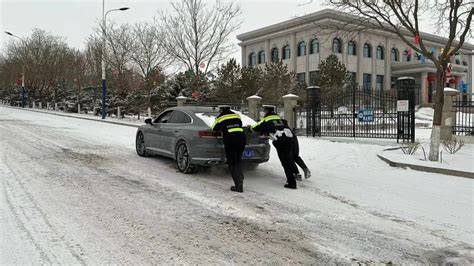 雪纷飞，“警”相随！高新区交警雪天执勤保畅通，守护平安出行路！澎湃号·政务澎湃新闻 The Paper