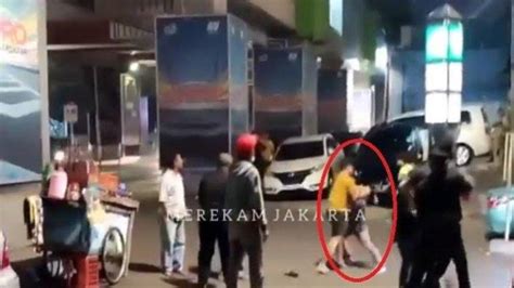 VIRAL VIDEO Sejumlah Pria Saling Baku Hantam Di Tengah Jalan Di Kawasan