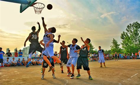 gambar bermain bola basket sepak bola sekolah turnamen