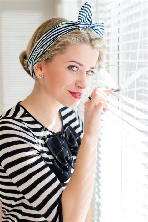 Belle Femme De Pin Up Blonde Regardant Pensivement Par Des Fen Tres De Jalousie Photo Stock