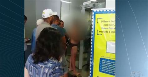 G1 Homem tira roupa em banco ao ser barrado por porta giratória veja