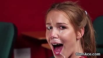 Melocotón sexy recibe corrida en su cara comiendo todo el semen XVIDEOS