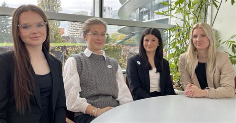 Gymnasieelever från Norrköping blir EU-parlamentariker för en dag | SVT