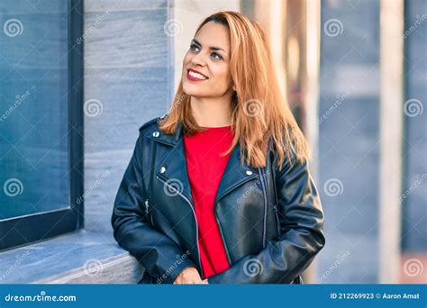 Jovem Latina Sorrindo Feliz Inclinada Na Parede Da Cidade Imagem De Stock Imagem De Povos