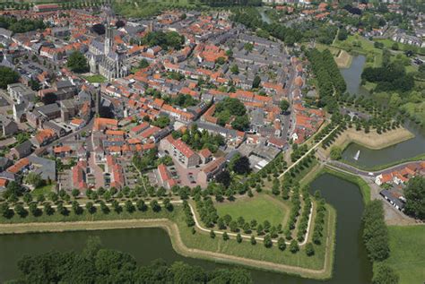 Luchtfoto Hulst Zeeuws Vlaanderen Kerk Stadsgezichten Gebouwen Woningen