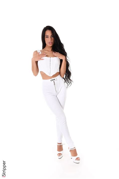 Gorgeous Dark Haired Babe Kama Oxi Showing Off Her Naked Guns Photos