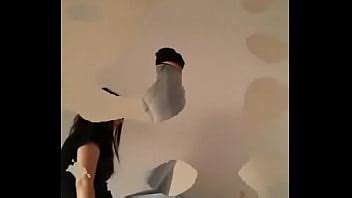 Piétinement par Converse chaussettes et pieds nus XVIDEOS