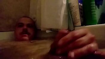 Jugando con la polla de Amy en el baño XVIDEOS