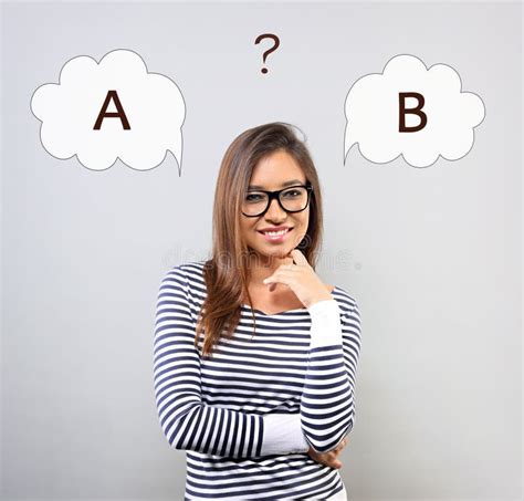 Mujer Joven Sonriente De Pensamiento De Latina En Comparar Y Cho De Los Vidrios Imagen De