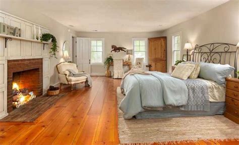 15 Master Bedrooms With Hardwood Flooring