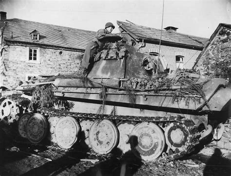 Us Soldier And Ko Panther Ausf G Tank In La Gleize Belgium 1945 World