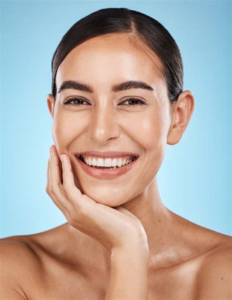 Retrato De Bienestar Y Mujer En Un Estudio Con Una Rutina De Belleza