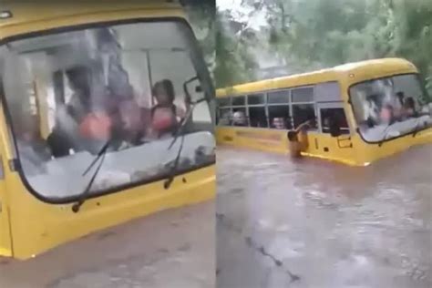 Mp Shajapur School Bus भारी बारिश के बीच नाले में डूबने लगी 50 बच्चों से भरी स्कूल बस फरिश्ता