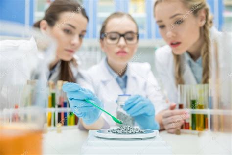 Mulheres Cientistas No Laborat Rio Fotografias De Stock