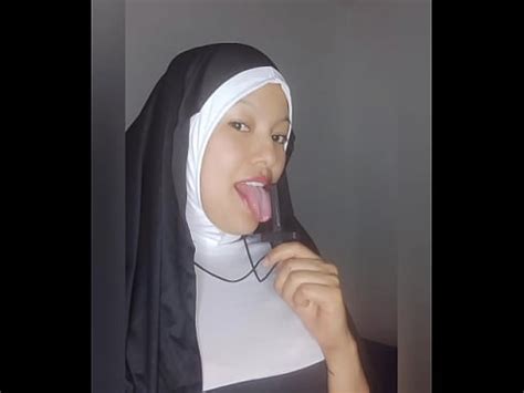 SOR RITA CALIENTE SE MASTURBA CON SU GRAN DILDO HASTA CHORREAR POR EL COÑO XNXX