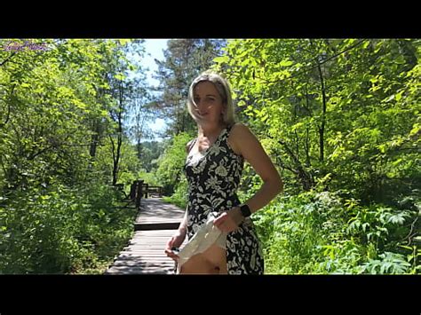 Vibromasseur télécommandé dans le parc Une jolie fille obtient un orgasme XVIDEOS