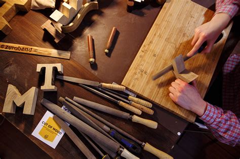 Новые деловые: деревянные буквы Cut of Wood